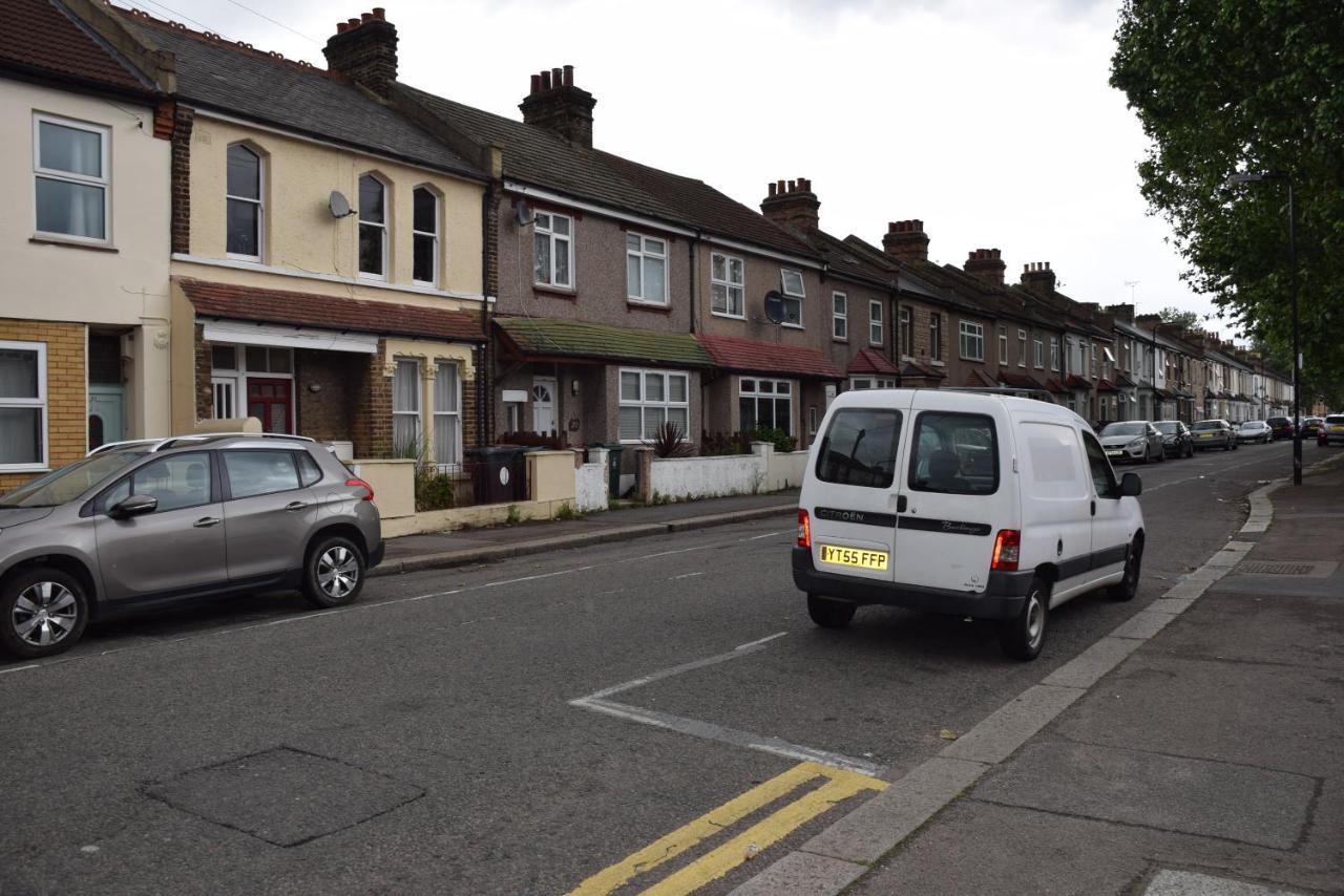 Two Bedroom Flat St Andrews Road London Eksteriør billede